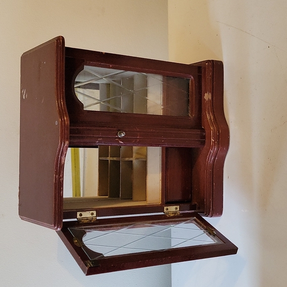 Wooden Jewelry holder with glass door - Picture 4 of 9